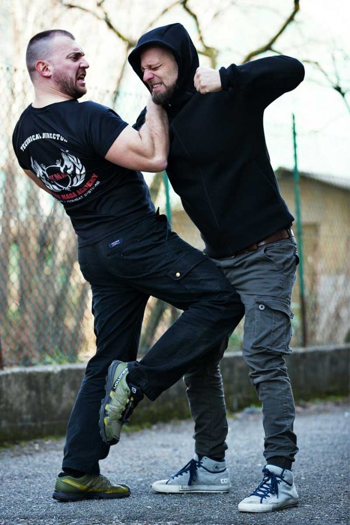 Manuel Spadaccini porta una ginocchiata nei genitali Krav Maga