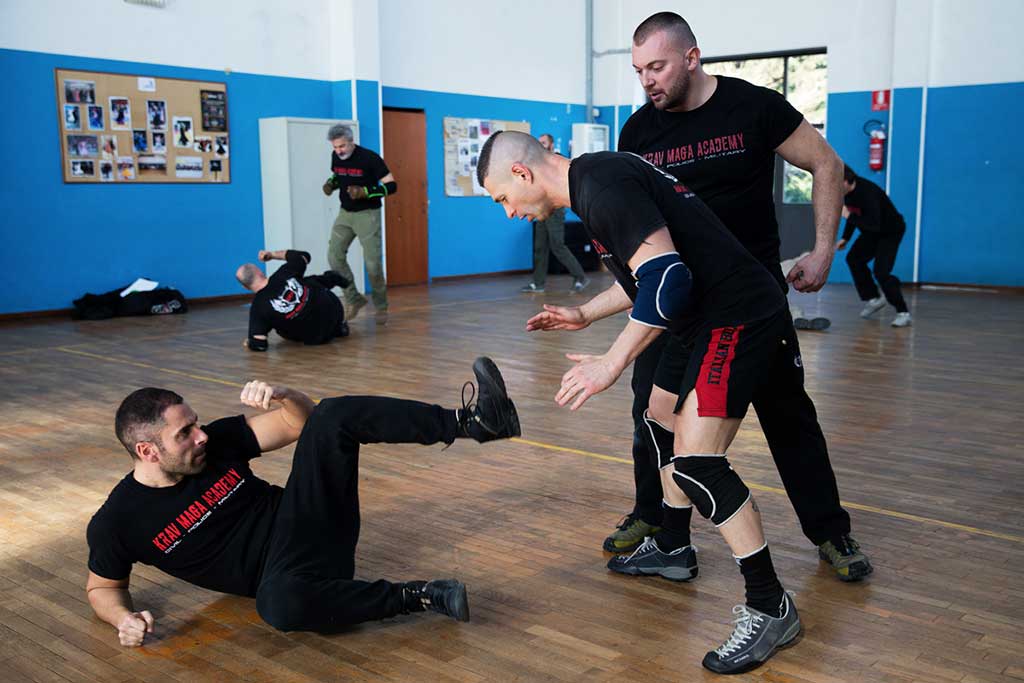 Manuel Spadaccini insegna la guardia a terra Krav Maga ai corsi di difesa personale KMA