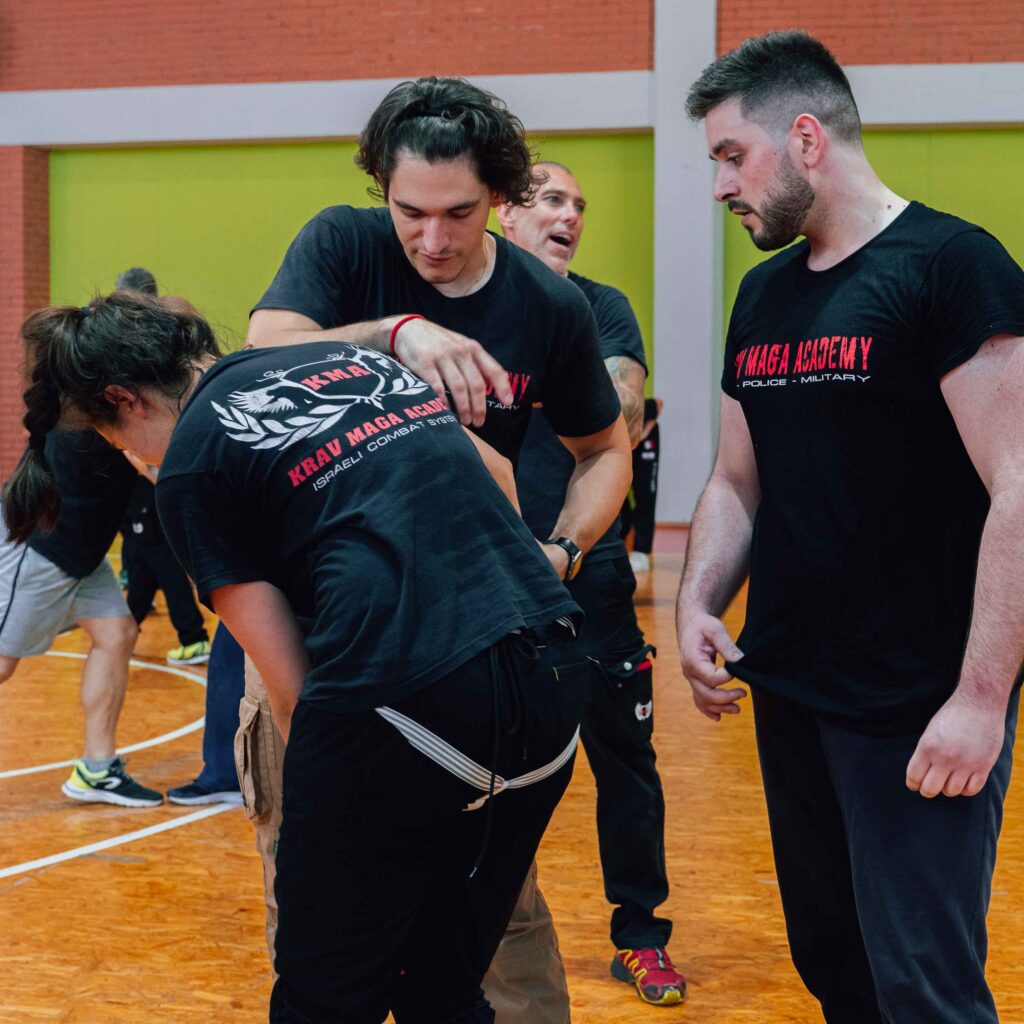 istruttore di difesa personale KMA a lezione