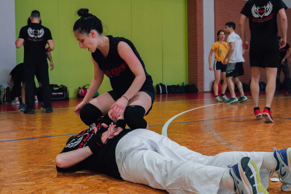 ragazza durante un corso di difesa personale in kma